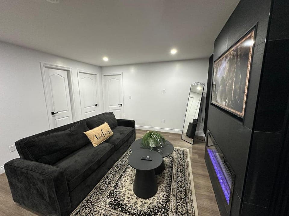 Elegant home 10 mins drive to Detroit and Windsor border and 3mins drive to Windsor Airport Apartment in Windsor