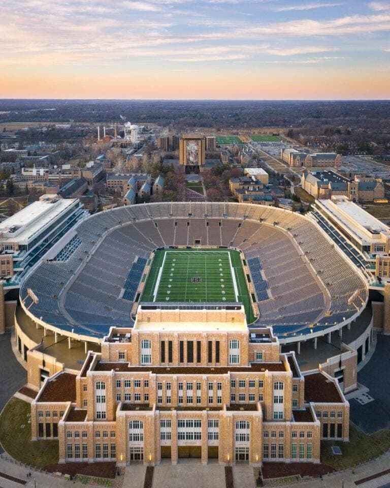 Walk to Notre Dame. Game Room & Hot Tub Hypedome! House in South Bend
