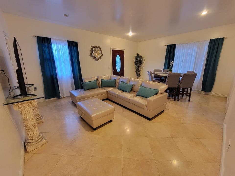 Modern 2 Bedroom Apartment Near Cedars Sinai, Rodeo Drive & Top LA Attractions Apartment in Beverly Hills