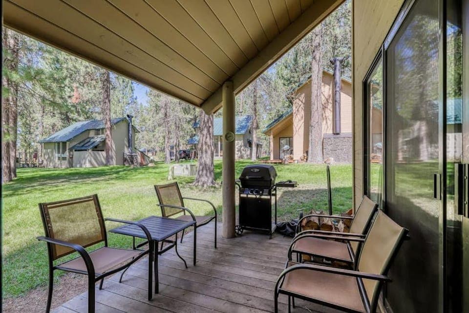 Wood-beam cabin with amazing location pools hot tub & SHARC passes Cabin in Sunriver
