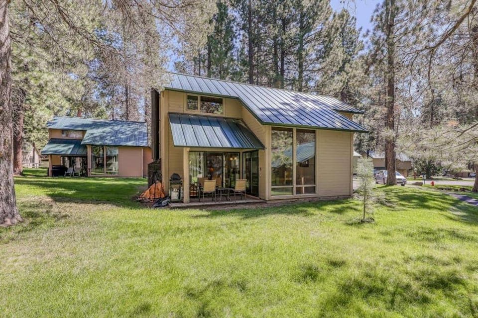 Wood-beam cabin with amazing location pools hot tub & SHARC passes Cabin in Sunriver