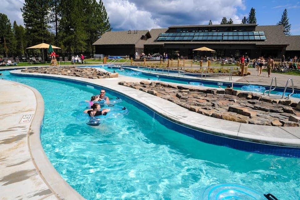 Wood-beam cabin with amazing location pools hot tub & SHARC passes Cabin in Sunriver