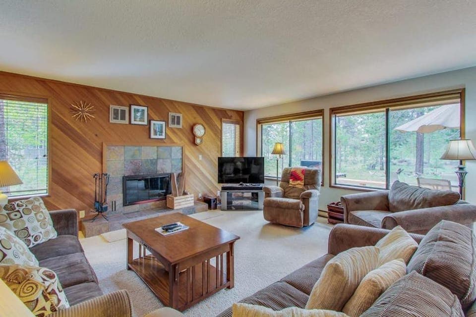 Cabin with Private Hot Tub Near the Deschutes River - Free SHARC access Cabin in Sunriver