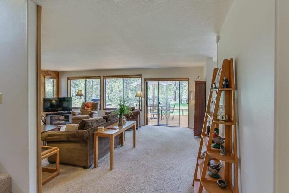 Cabin with Private Hot Tub Near the Deschutes River - Free SHARC access Cabin in Sunriver
