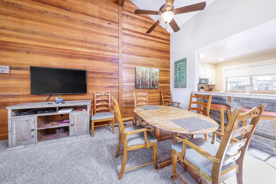 Condo on bike path with beautiful lake view pool tennis & SHARC passes House in Sunriver