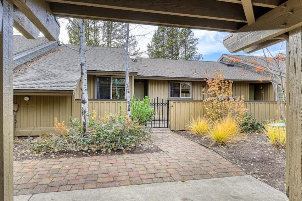 Condo on bike path with beautiful lake view pool tennis & SHARC passes House in Sunriver