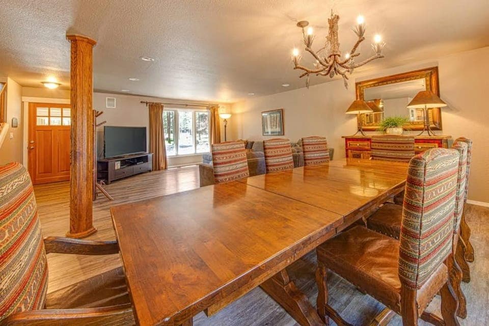 Spacious dog-friendly home with a game room private hot tub & SHARC access House in Sunriver