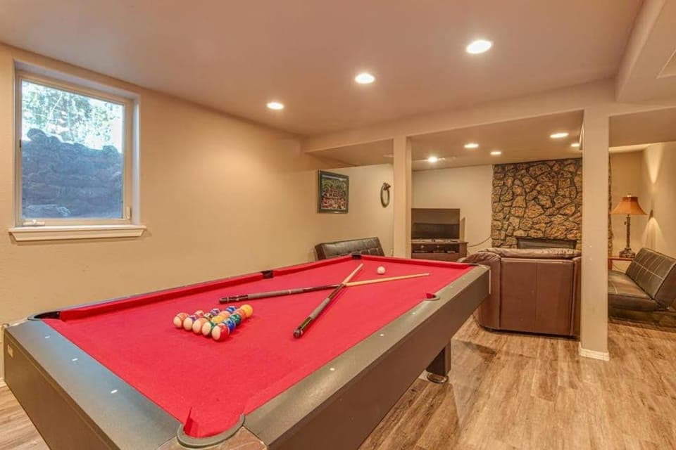 Spacious dog-friendly home with a game room private hot tub & SHARC access House in Sunriver
