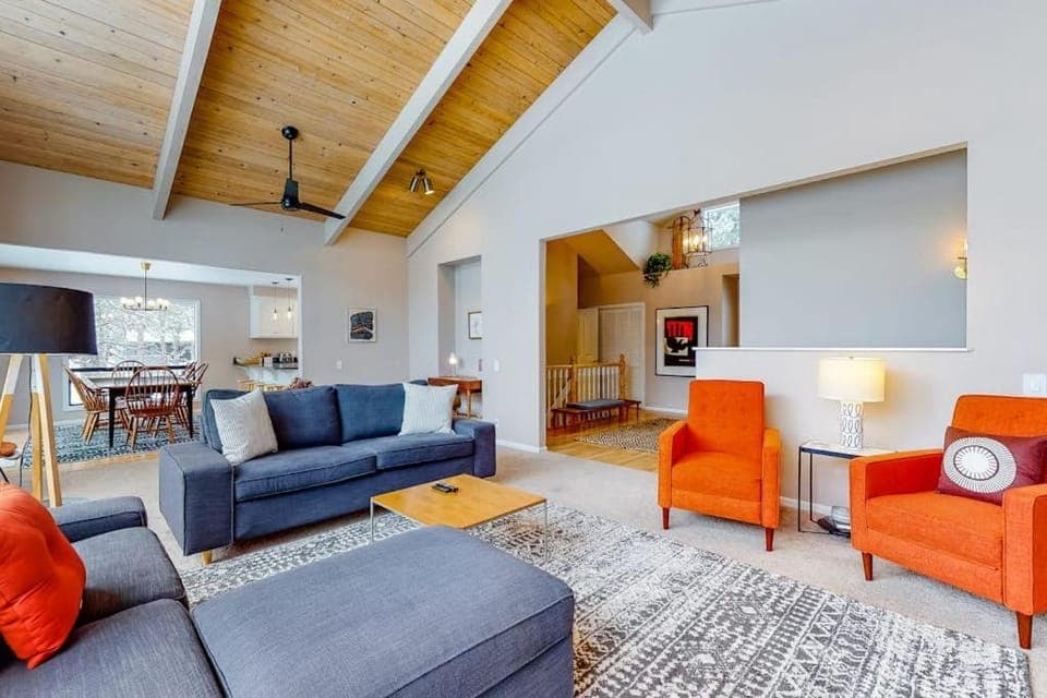 Dog-friendly gem near the Village & resort with SHARC passes & amazing views House in Sunriver
