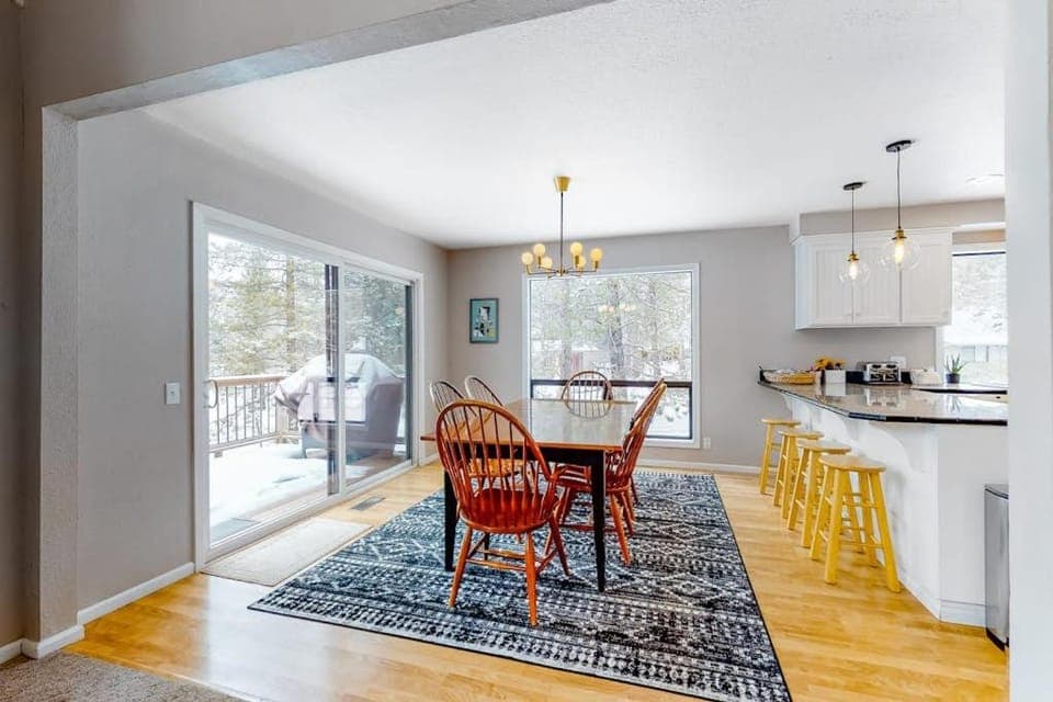 Dog-friendly gem near the Village & resort with SHARC passes & amazing views House in Sunriver
