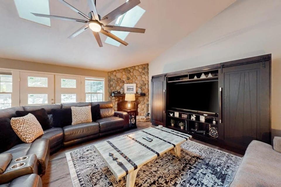 Spacious home with private hot tub Ping-Pong House in Sunriver