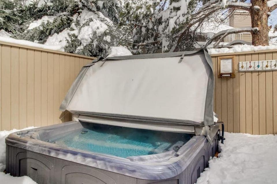 Spacious home with private hot tub Ping-Pong House in Sunriver