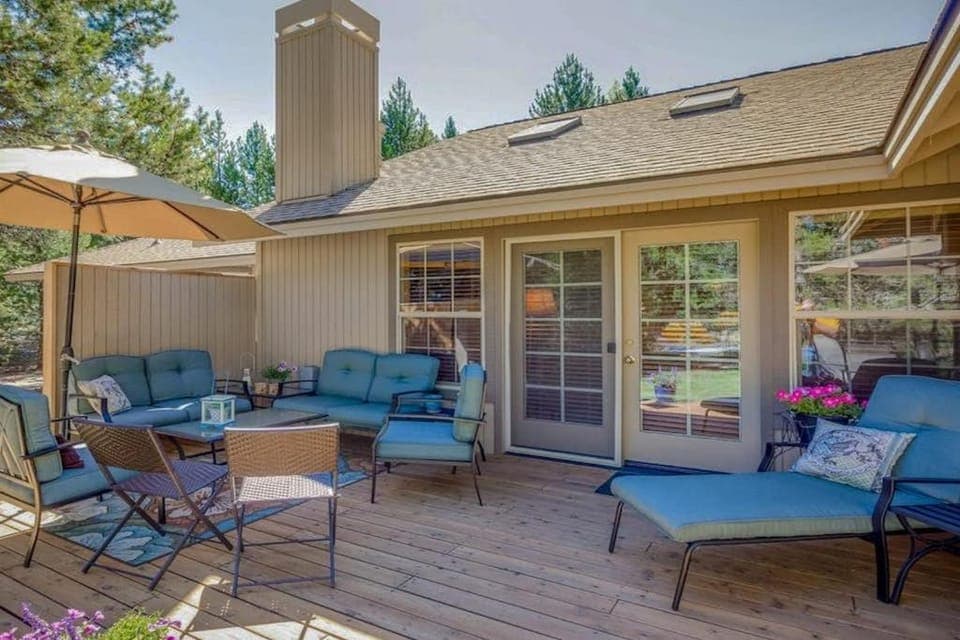 Spacious home with private hot tub Ping-Pong House in Sunriver