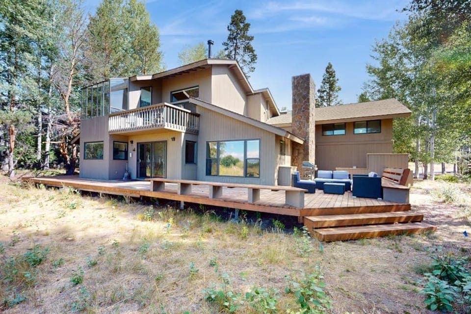Mountain escape with private hot tub amazing views game room & SHARC passes House in Sunriver