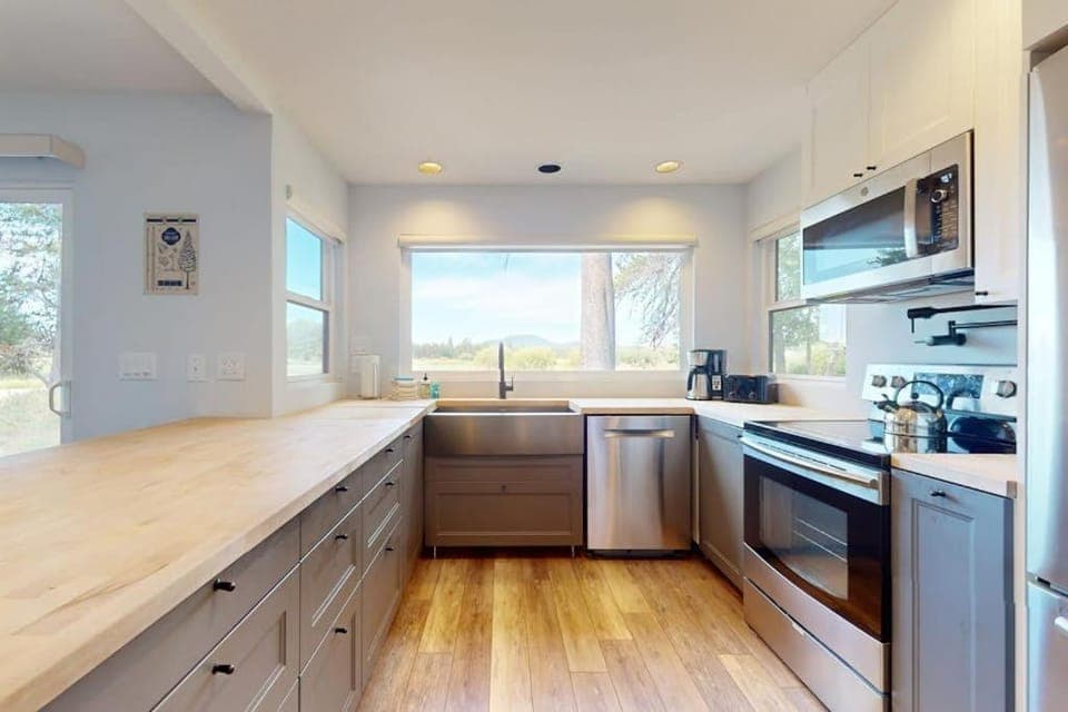 Mountain escape with private hot tub amazing views game room & SHARC passes House in Sunriver