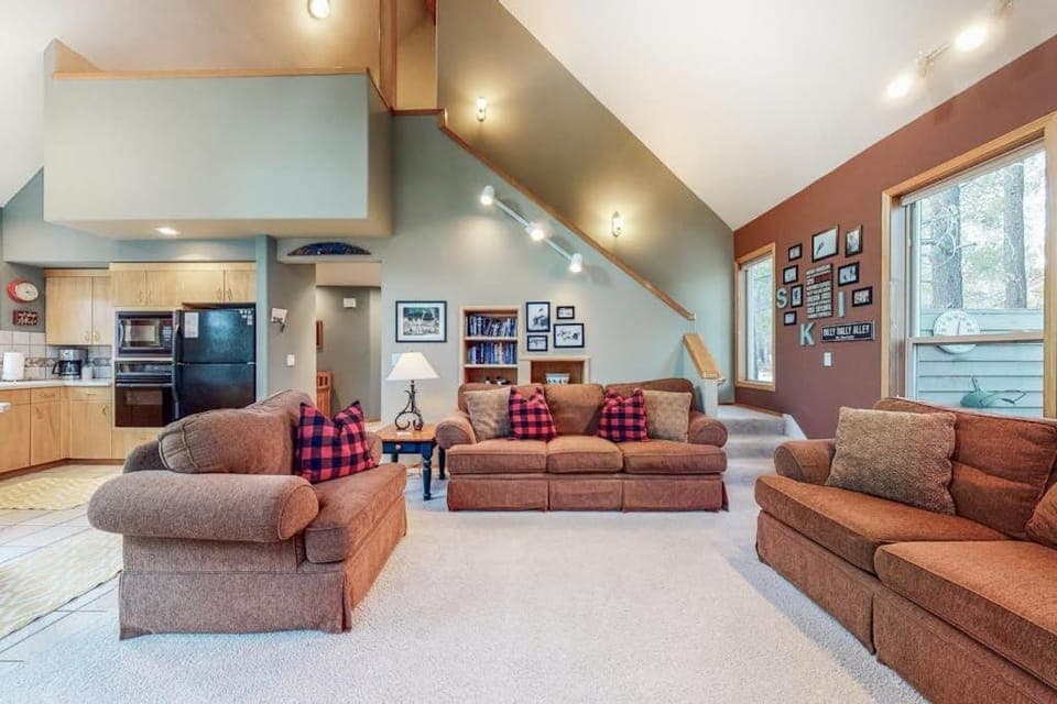 Beautiful & spacious home with a private hot tub fast WiFi AC & SHARC access House in Sunriver