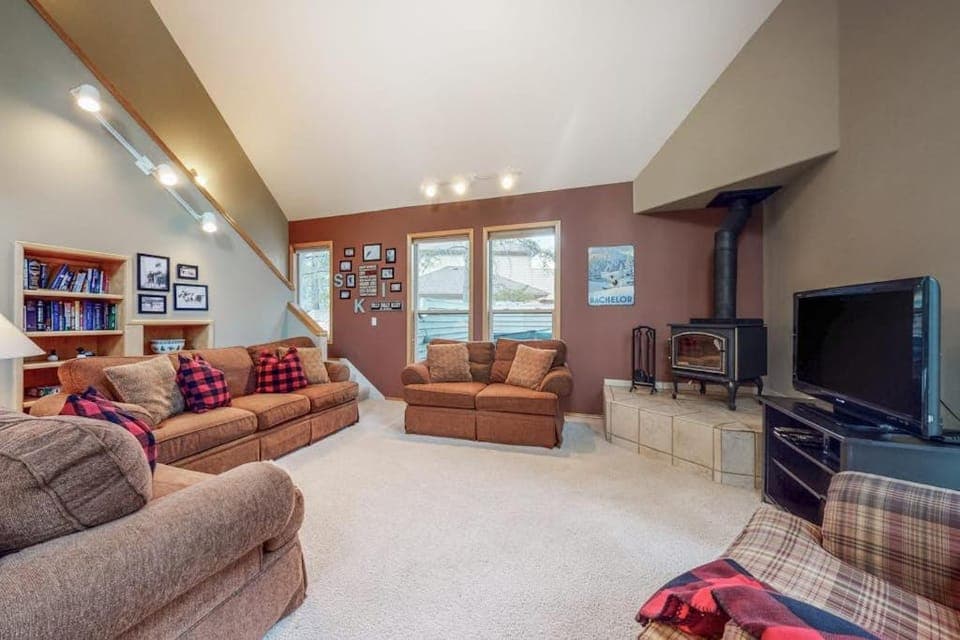 Beautiful & spacious home with a private hot tub fast WiFi AC & SHARC access House in Sunriver