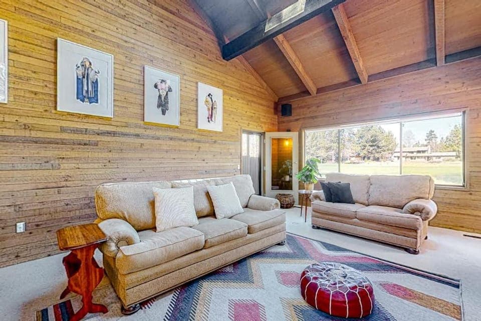 Two-story dog-friendly home with a fireplace private hot tub & SHARC passes House in Sunriver