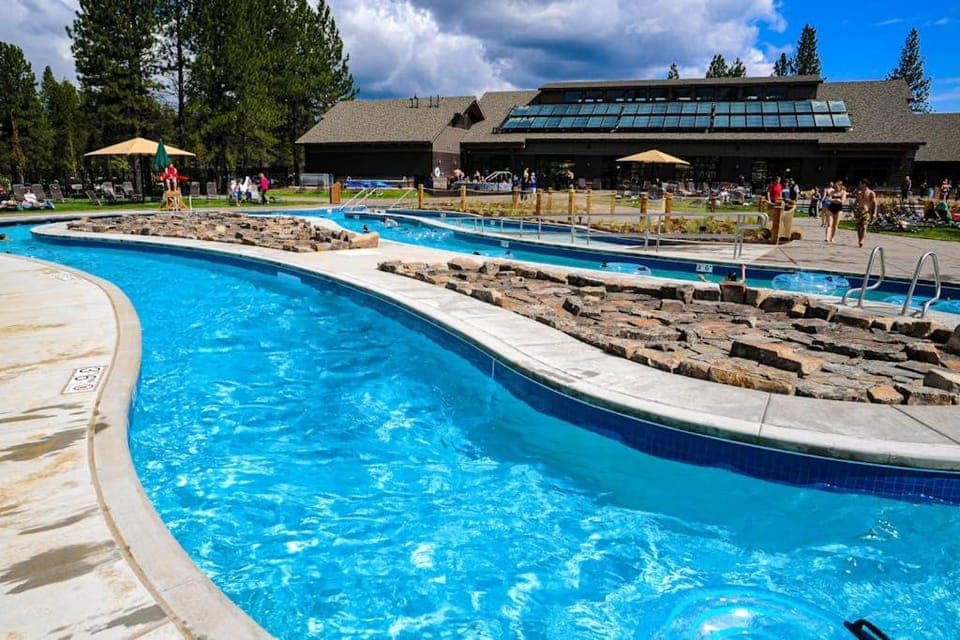 Loft home with private hot tub deck grill fireplace & 10 SHARC passes House in Sunriver