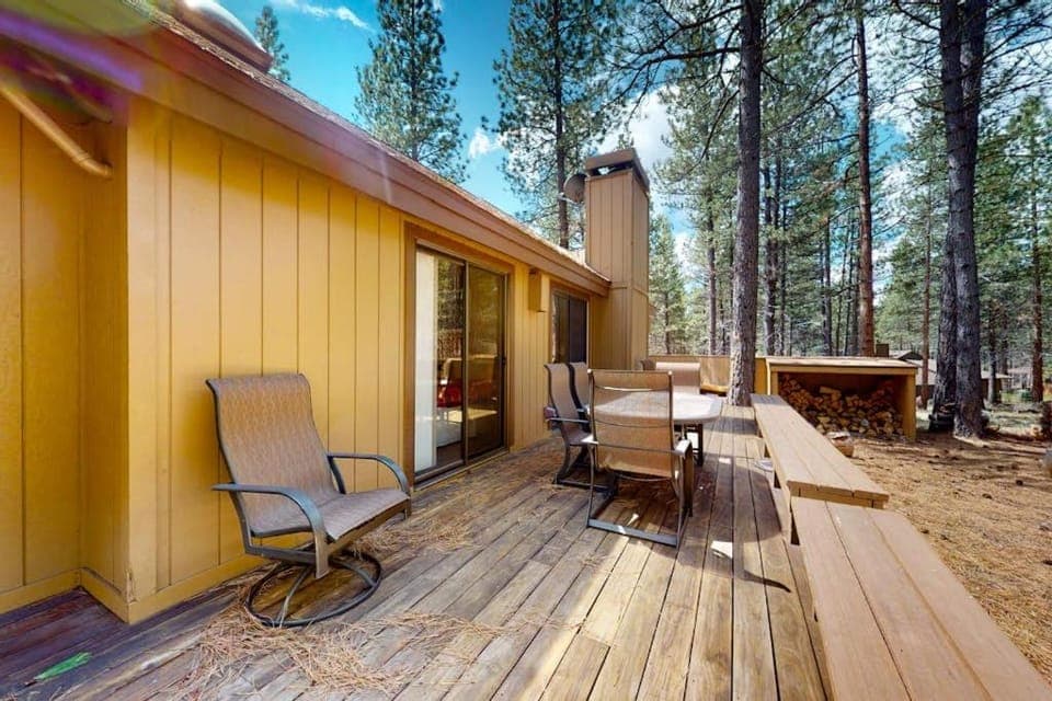 Loft home with private hot tub deck grill fireplace & 10 SHARC passes House in Sunriver