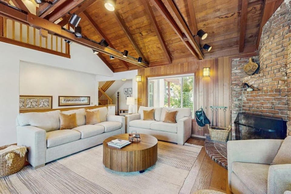 Terrific lakefront gem with private hot tub dock & beach - near skiing & town House in Truckee
