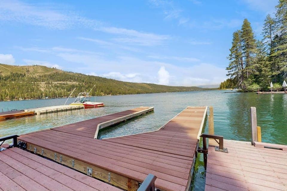 Terrific lakefront gem with private hot tub dock & beach - near skiing & town House in Truckee