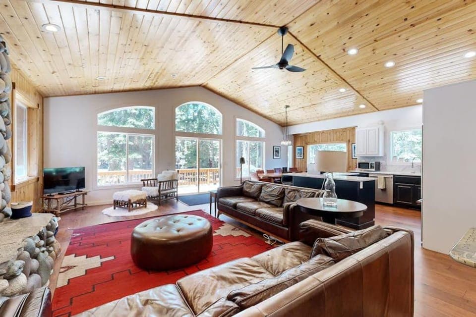 Gorgeous Tahoe Donner home with recreational activities - near ski resorts House in Truckee