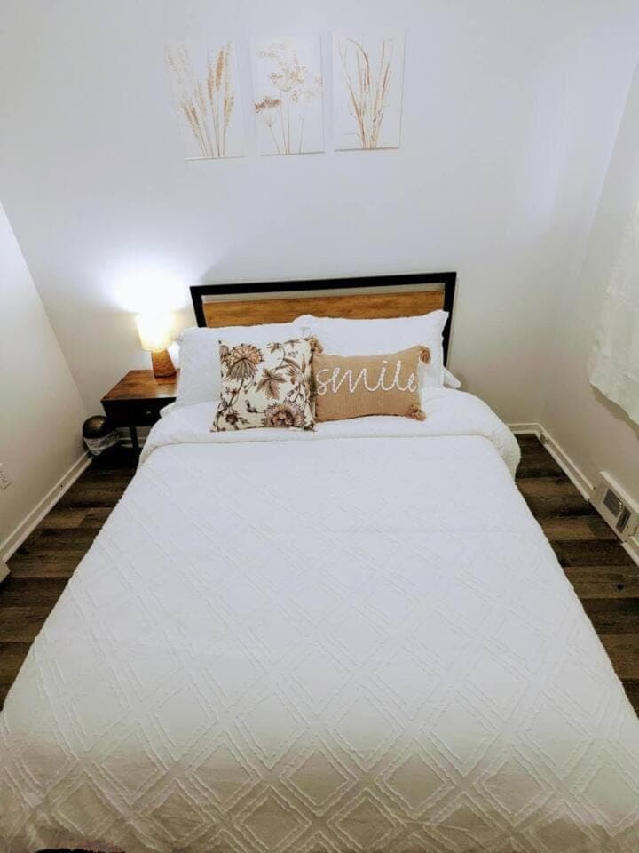Cozy, Modern 2BR w/ Remote Workspace, Patio & Gym House in Windsor