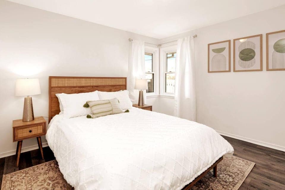 Cozy, Modern 2BR w/ Remote Workspace, Patio & Gym House in Windsor