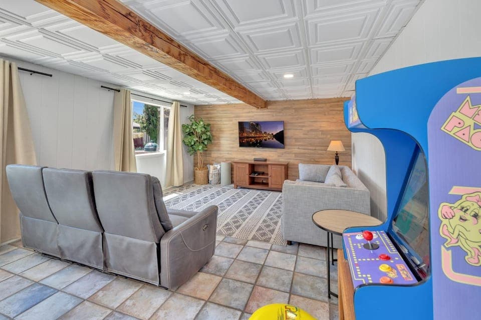 Pool, hot tub, fire pit, and more! Aqua La Vista House in Vista