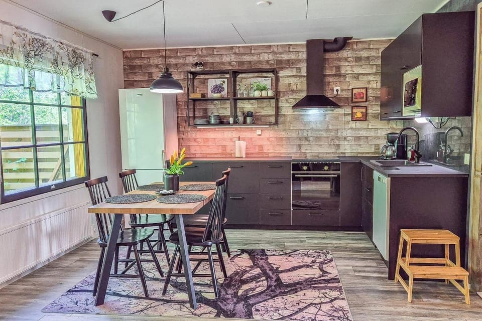 Dining area, dishwasher, oven, pet friendly
