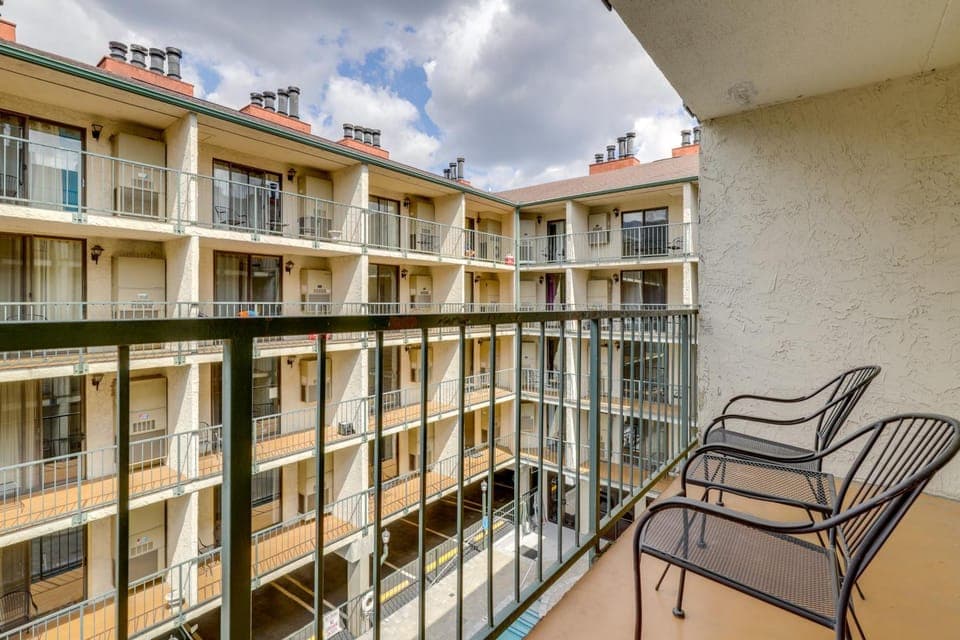 Walk to GSMNP & Dtwn Gatlinburg! Condo w/ Pools House in Gatlinburg