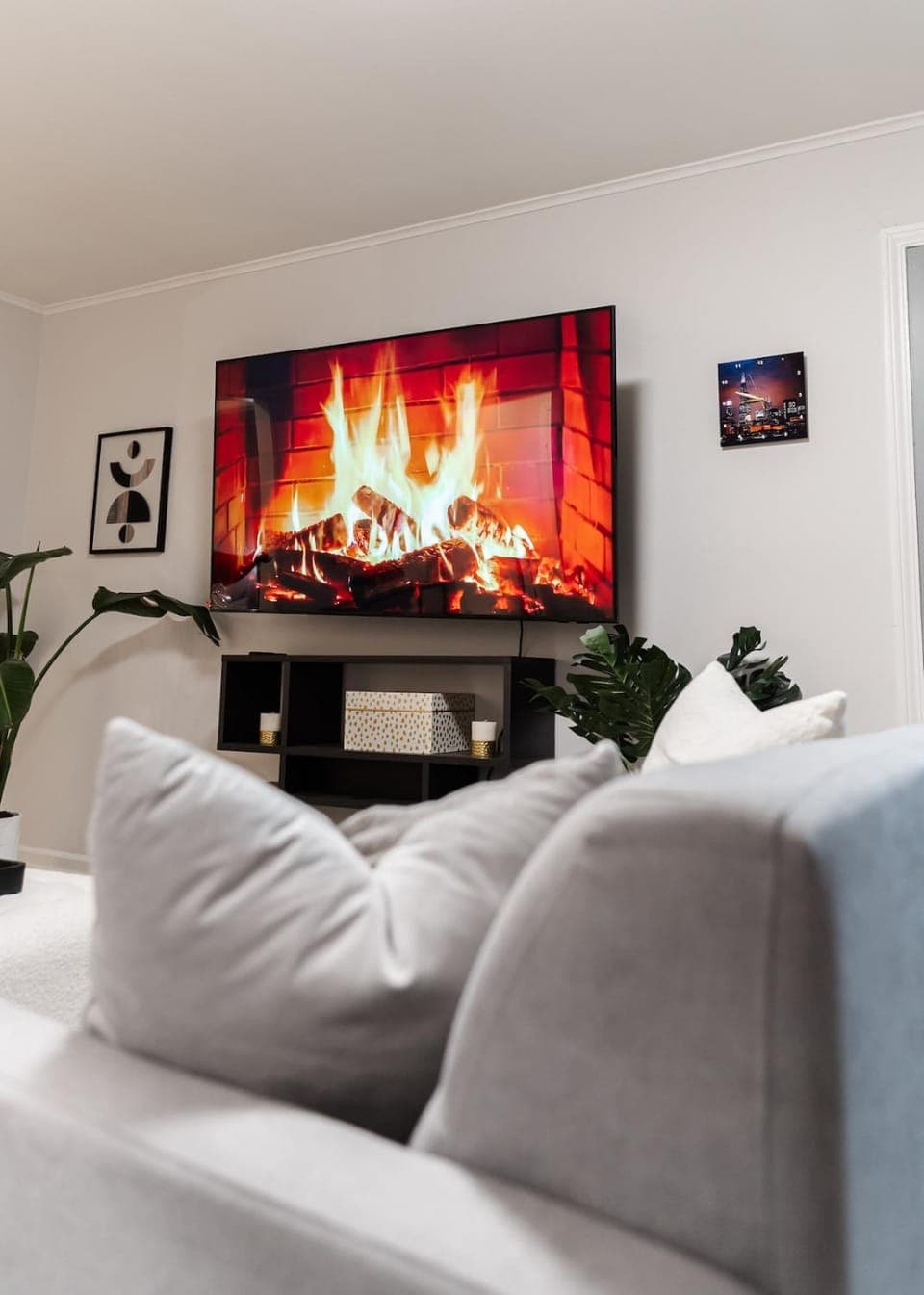TV and multimedia, Living room, Seating area, Evening entertainment