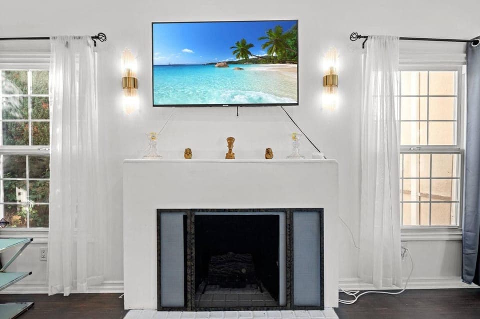 Communal lounge/ TV room, TV and multimedia, fireplace