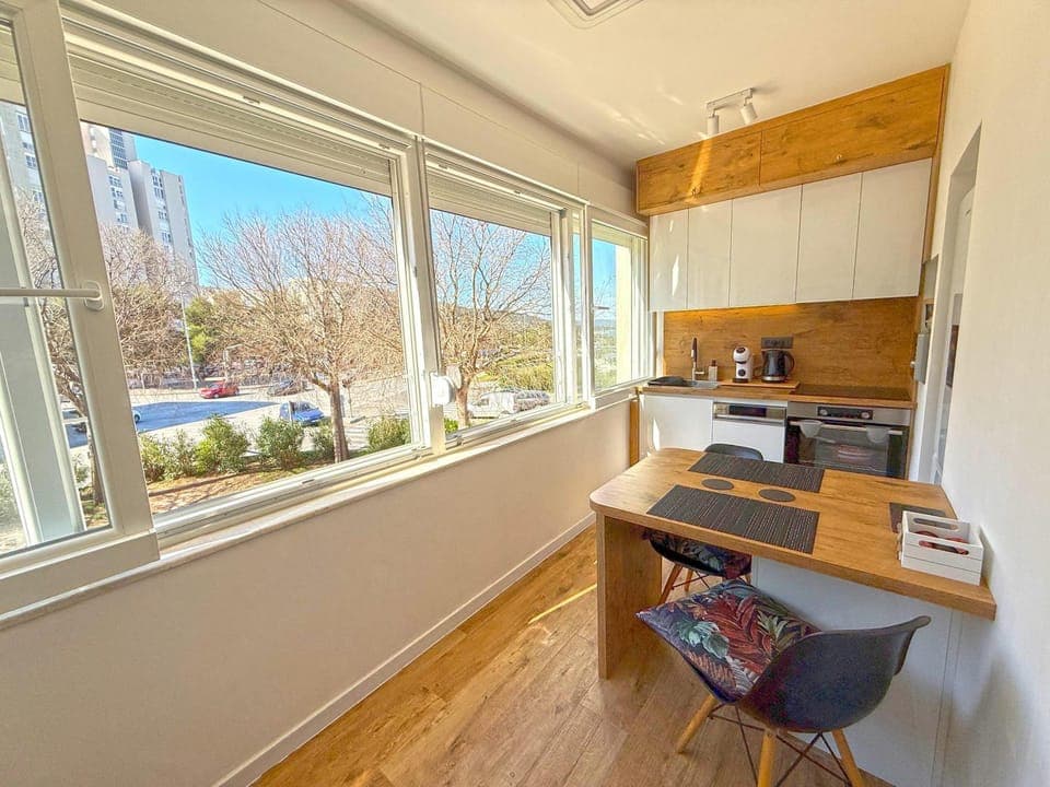 Kitchen or kitchenette, Dining area, stove