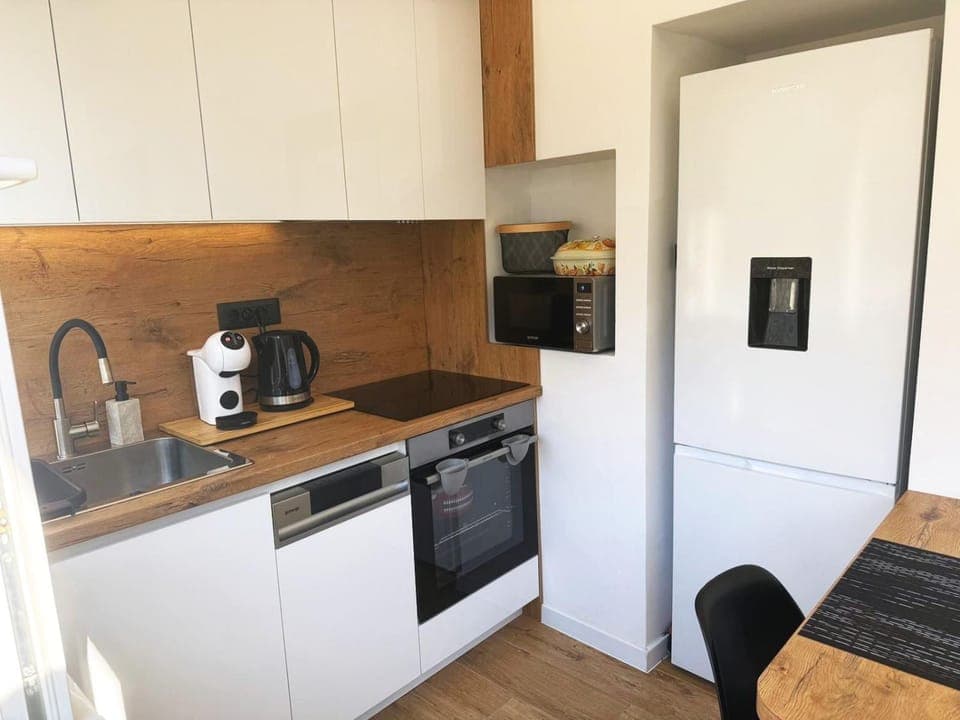 Coffee/tea facilities, Kitchen or kitchenette, dishwasher, oven, stove