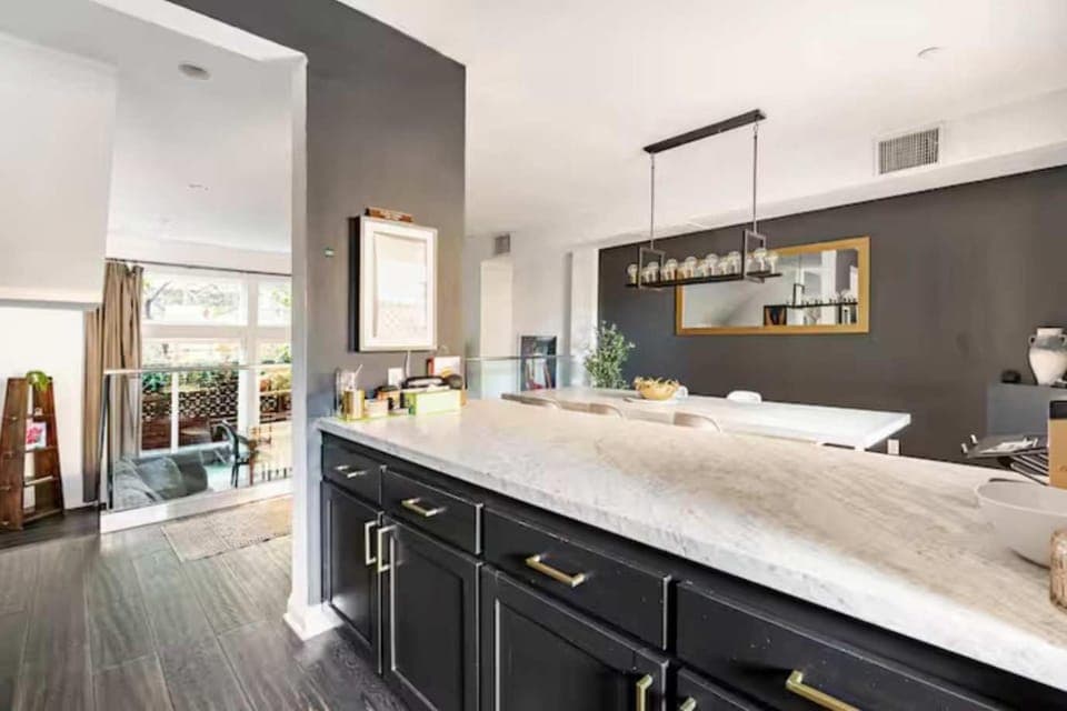 Luxurious West Hollywood Oasis with Rooftop Deck Apartment in West Hollywood