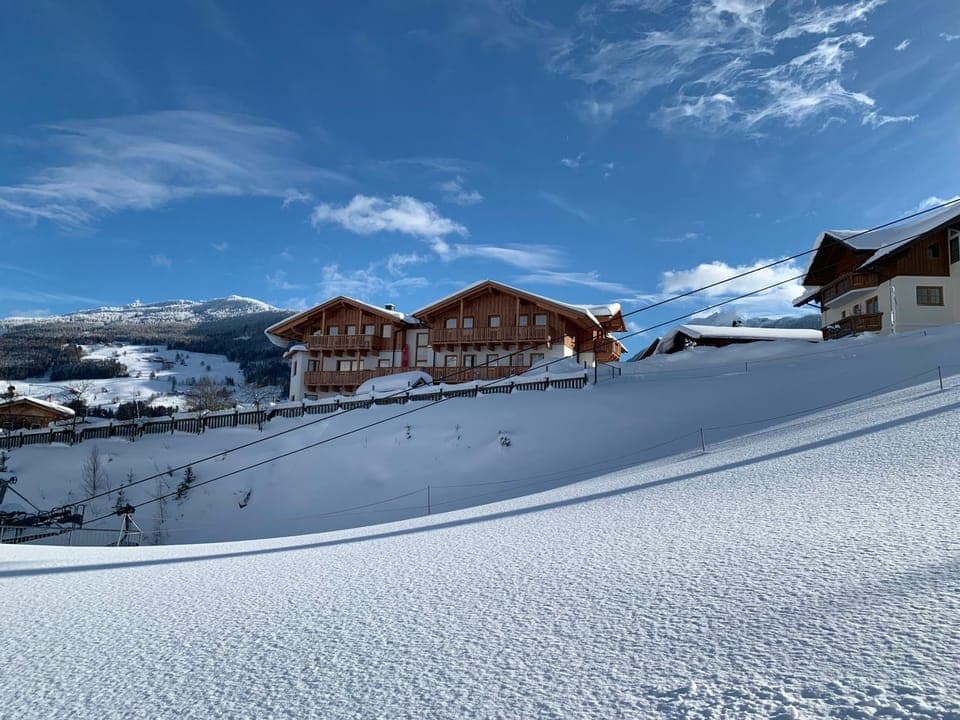 Property building, Neighbourhood, Natural landscape, Winter, Skiing, Skiing, Location