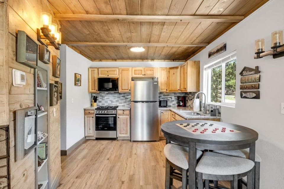 Rockhound Cabin Stunning Views and Private Hot Tub Cabin in Green Mountain Falls