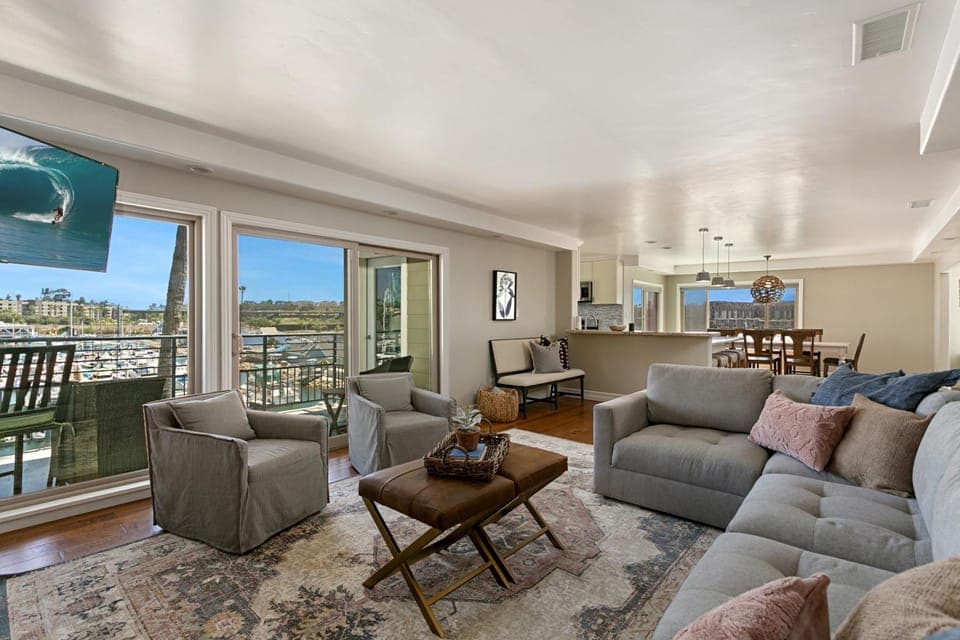 Oceanfront dining, shopping, Pool, spa, and sauna on site!- The Harbor Penthouse House in Oceanside