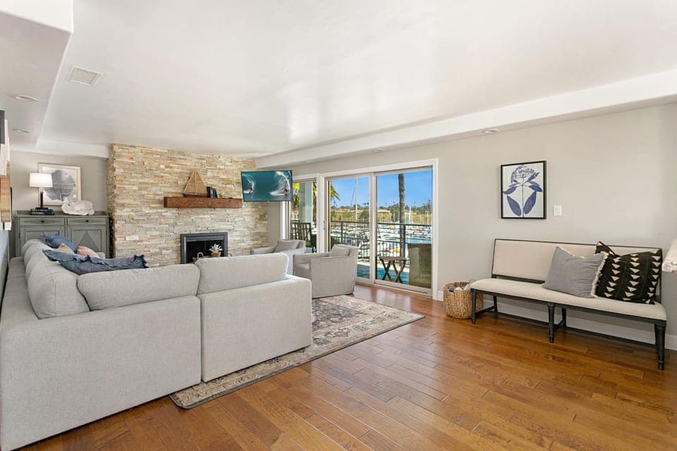 Oceanfront dining, shopping, Pool, spa, and sauna on site!- The Harbor Penthouse House in Oceanside