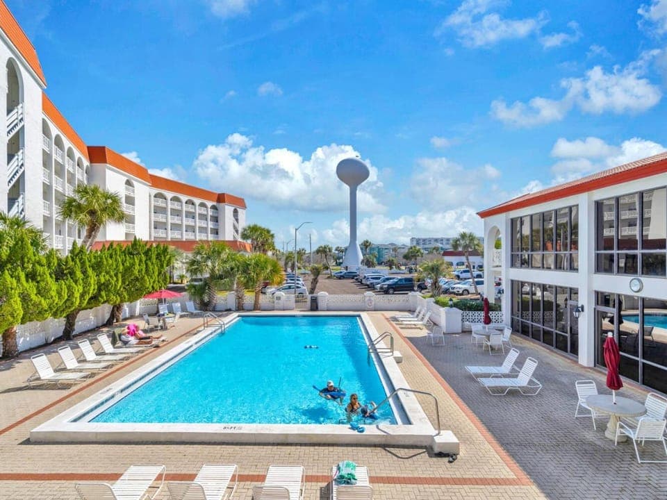 Property building, Nearby landmark, Day, Garden, Swimming pool, Parking