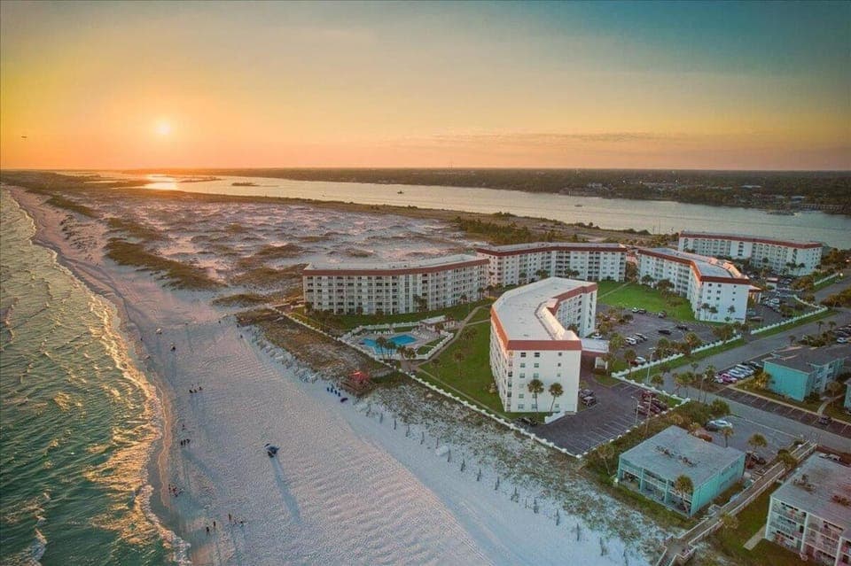 Property building, Day, Bird's eye view, Beach, Swimming pool, Sunrise, Parking