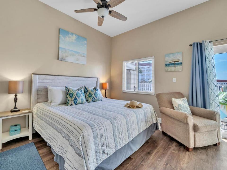 Bed, Seating area, Bedroom, furniture