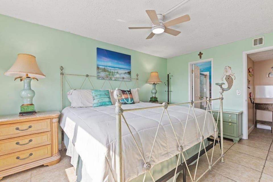 A-110, Pinnacle Port Apartment in Sunnyside