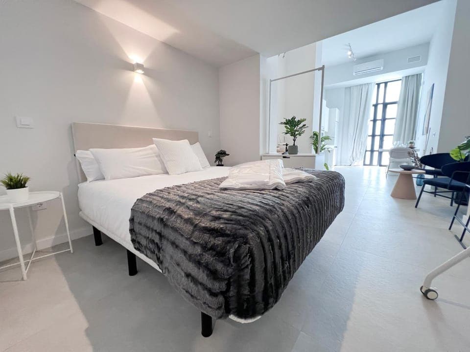 Bed, Photo of the whole room, Bedroom, towels