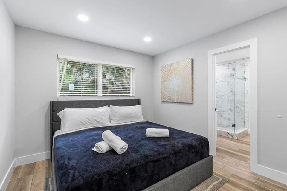 Bed, Bathroom, Photo of the whole room, Bedroom