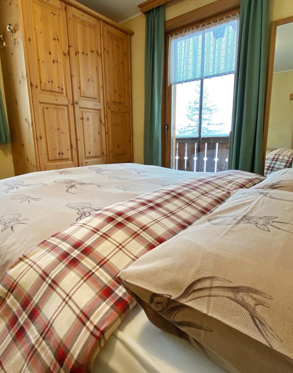 Bedroom, Garden view, Mountain view