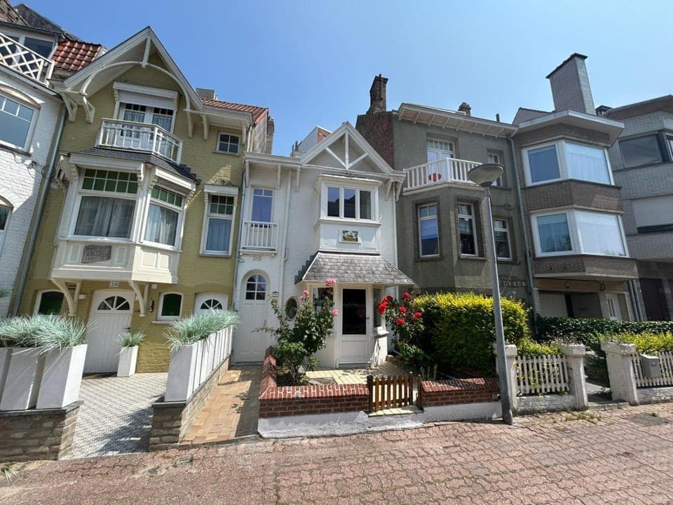 Property building, Facade/entrance, Balcony/Terrace, Quiet street view
