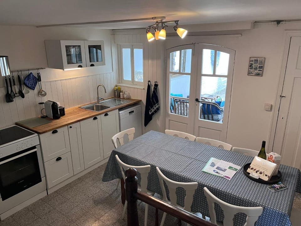 Coffee/tea facilities, dishwasher, oven, stove, kitchen